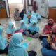 kader putri Pergerakan Mahasiswa Islam Indonesia (PMII) Komisariat Atas Langit ajarkan kreativitas dan pengetahuan tentang Islam kepada anak Yatim, Kamis (2/12/2021)./ Foto: Bram