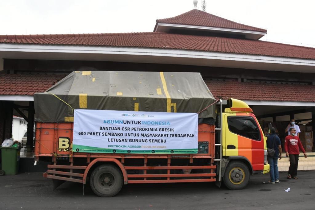 Bantuan sembako diberikan Petrokimia Gresik untuk warga Lumajang yang terdampak erupsi Gunung Kelud, Minggu (5/12/2021)./ Foto: Ist