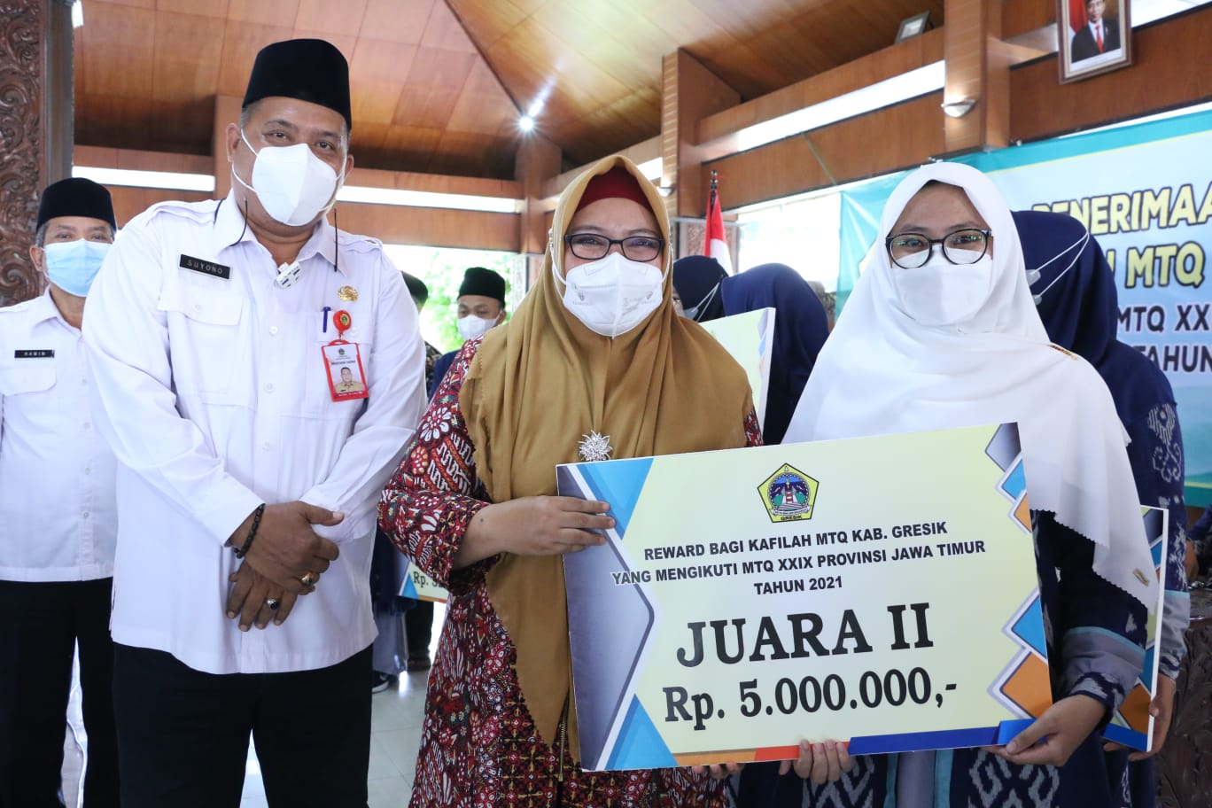 Wakil Bupati Gresik, Aminatun Habibah menyerahkan secara simbolis reward tersebut kepada para kafilah MTQ KAbupaten Gresik, Rabu (29/12/2021). / Foto: Bram