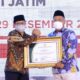 Bupati Gresik Fandi Akhmad Yani saat menrima penghargaan dari Kementerian Desa PDTT, Rabu (29/12/2021). / Foto: Humas Pemkab