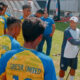 Pemain-pemain Gresik United U-17 saat mendengarkan arahan dari pelatih, Minggu (12/12/2021)./ Foto: Bram