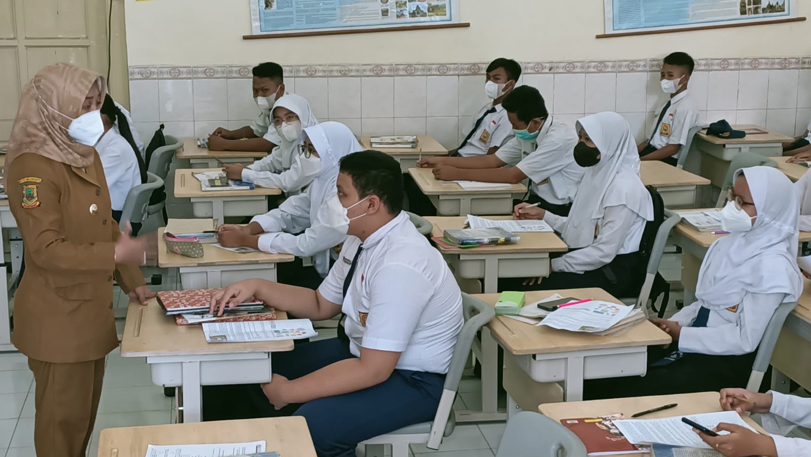 Wali Kota Mojokerto, Ika Puspitasari melakukan inspeksi mendadak Pembelajaran Tatap Muka (PTM) di sejumlah sekolah, Senin (3/1/2021). / Foto: Susan