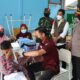 Kapolres Gresik AKBP Mochamad Nur Azis menyaksikan vaksinasi pelajar SDN Kelangonan Kebomas, Rabu (5/1/2021)./ Foto: Bram