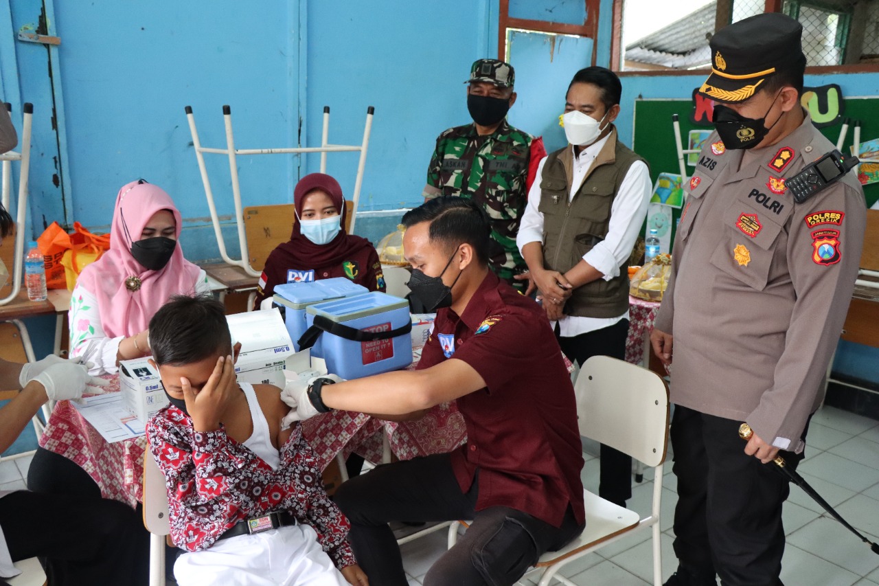 Kapolres Gresik AKBP Mochamad Nur Azis menyaksikan vaksinasi pelajar SDN Kelangonan Kebomas, Rabu (5/1/2021)./ Foto: Bram