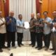 Wahid Wahyudi bersama pengurus saat di gedung negara Grahadi Surabaya, Selasa (4/1/12)./ Foto: Ist
