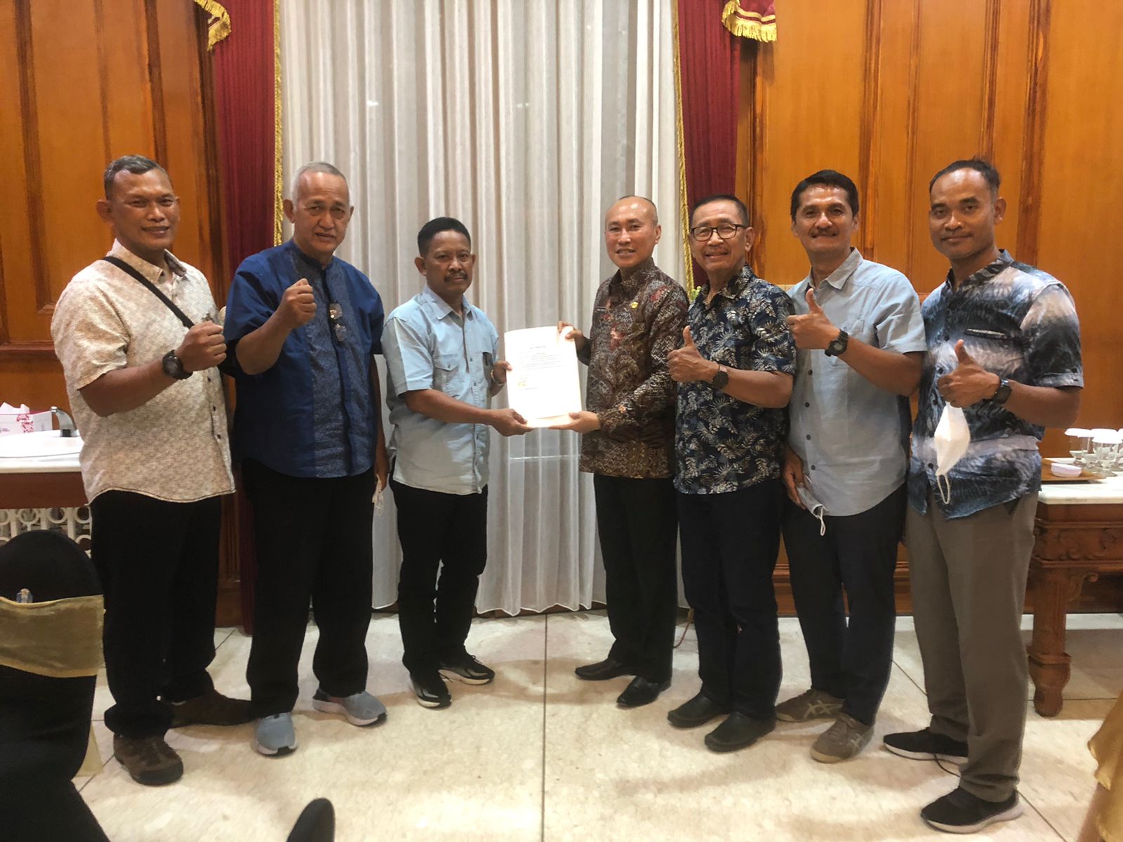 Wahid Wahyudi bersama pengurus saat di gedung negara Grahadi Surabaya, Selasa (4/1/12)./ Foto: Ist