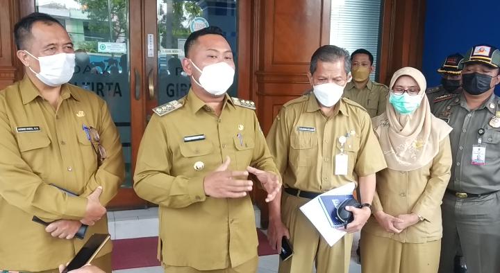 Bupati Gresik Fandi Akhmad Yani bersama jajaran berkunjung ke kantor PDAM Giri Tirta didampingi Plt Dirut PDAM Gunawan Setjadi, Rabu (5/1/2021)./ Foto: Bram