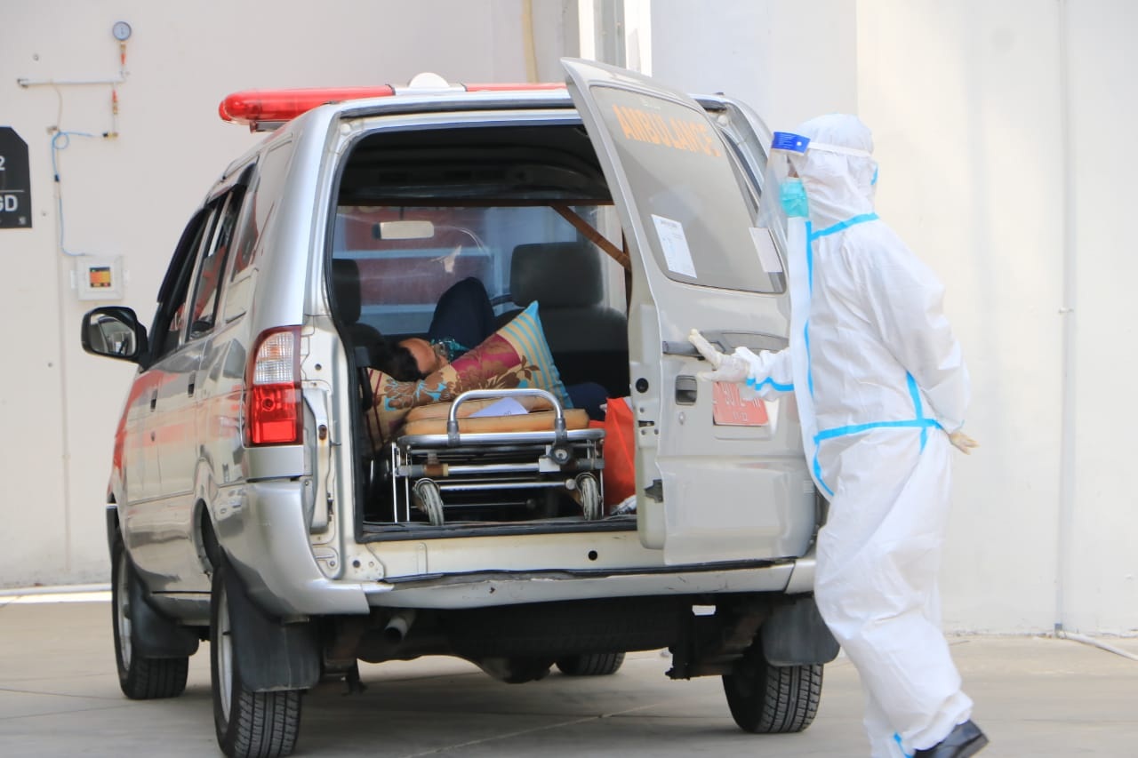 Petugas medis sedang mendatangi pasien Omicron di Surabaya. / Foto: Ist