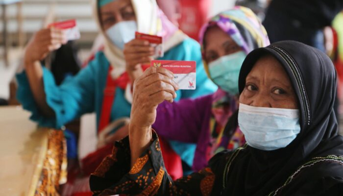 Pemkot Surabaya Salurkan Kartu Keluarga Sejahtera di Tiap Kecamatan