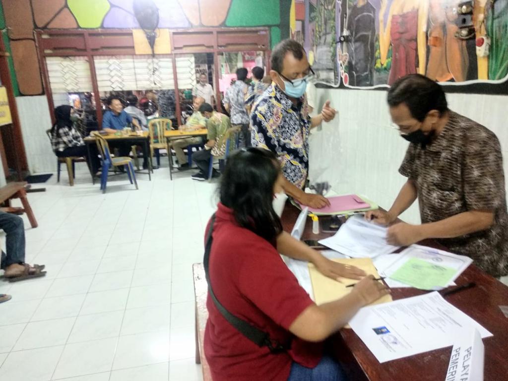Camat dan Lurah SE Surabaya mulai berkantor di balai RW sesuai instruksi Wali Kota./ Foto: Dipo