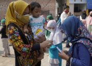 Wali Kota Mojokerto Ika Puspitasari menggendong anak di sebuah acara. data problem stunting di Provinsi Jawa Timur pada tahun 2021./ Foto: Susan