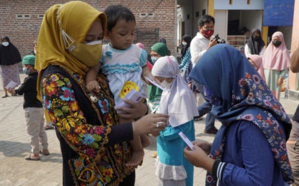 Wali Kota Mojokerto Ika Puspitasari menggendong anak di sebuah acara. data problem stunting di Provinsi Jawa Timur pada tahun 2021./ Foto: Susan