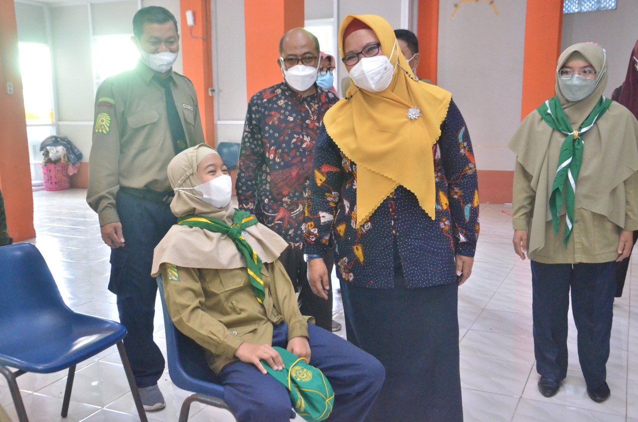 Wakil Bupati Gresik Aminatun Habibah saat mengunjungi SD Muhammadiyah, Jumat (21/1/2022)./ Foto: Bram