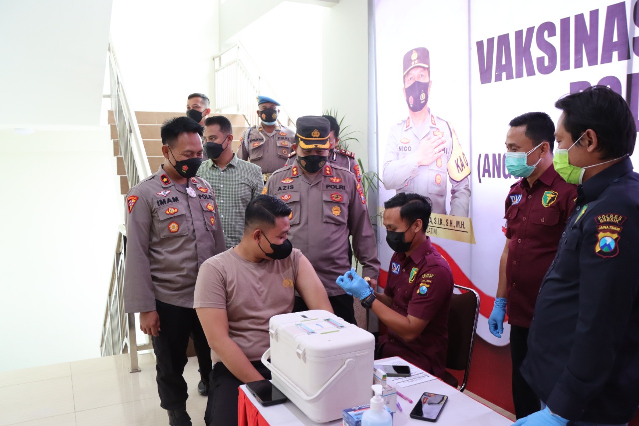 Kapolres Gresik AKBP Mochamad Nur Azis saat memantau vaksinasi anggota di Mapolres, Kamis (27/1/2022)./ Foto:bram