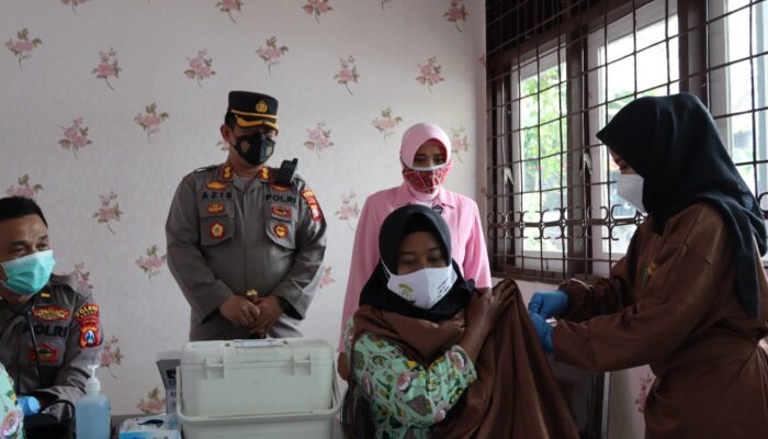 Polres Gresik Jemput Bola Vaksinasi Booster di SLB Kemala Bhayangkari