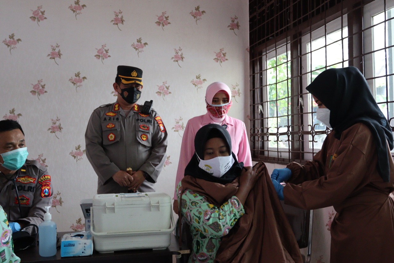 Kapolres Gresik AKBP Mochamad Nur Azis memantau vaksinasi di SLB Kemala Bhayangkari, Gresik./ Foto: bram