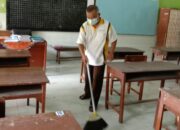 Seorang tenaga pendidik di salah satu SD Kota Mojokerto membersihkan ruang kelas dan mengecek sarpras jelang kegiatan PTM secara penuh mulai Senin (3/1/2021). /Foto: Susan