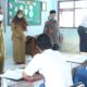Gubernur Jawa Timur Khofifah Indar Parawansa (kanan) didampingi Bupati Gresik Fandi Akhmad Yani saat meninjau PTM di SMA Negeri Cerme, Selasa (4/1/2021)./ Foto: Bram