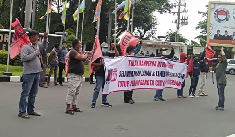 Puluhan massa Forkot melakukan aksi di depan kantor Pemkab Gresik menolak Ranperda Rencana Tata Ruang Wilayah (RTRW) 2021-2041, Selasa (4/1/2021)./ Foto: Bram