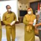 Wakil Bupati Gresik Aminatun Habibah menyerahkan pupuk cair kepada perwakilan Gapoktan, Selasa (4/1/2021)./Foto: Bram