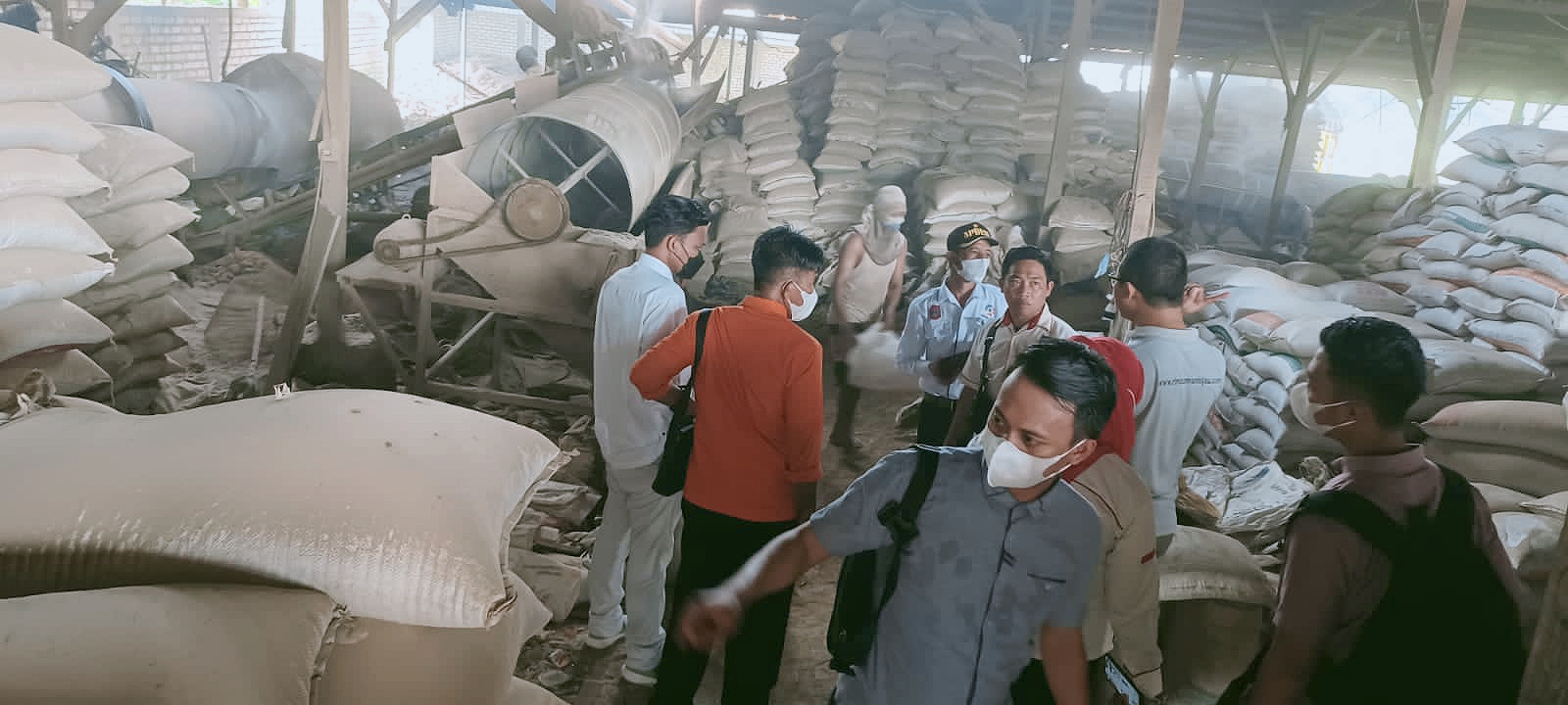Rombongan petani dari Gorontalo Utara saat melihat pabrik pembuatan pupuk non subsidi PT. RnH, Kamis (27/1/2022)./ Foto: bram