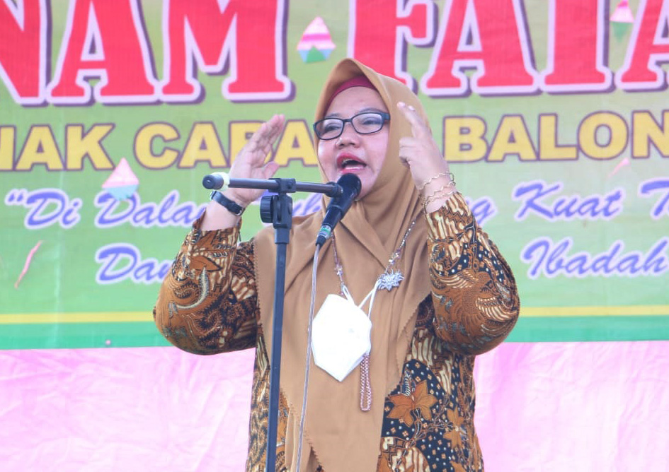 Wakil Bupati Gresik Aminatun Habibah bersama Fatayat NU DI Kecamatan Balongpanggang, Minggu (1/1/2022). / Foto: Bram