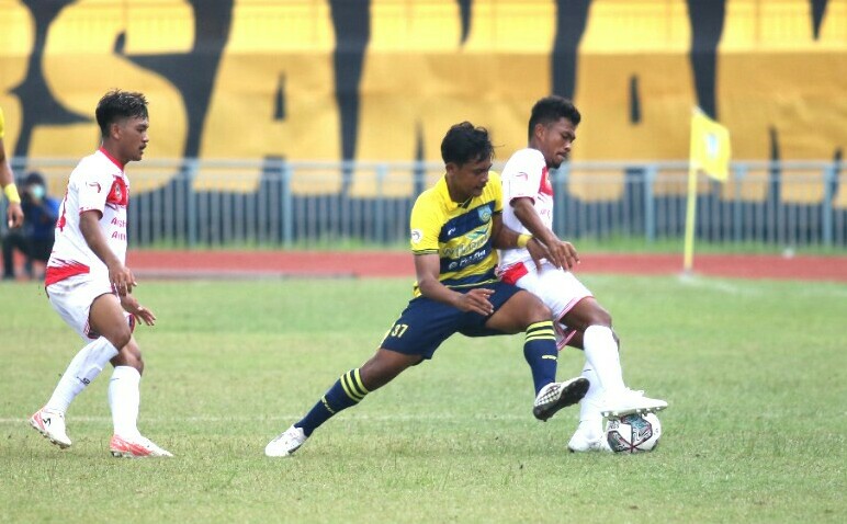 Pemain Gresik United (kuning biru) mengawal pemain Alesha FC Makassar pada laga grup I Liga 3 Nasional di stadion Gelora Joko Samudero, Minggu (6/2/2022)./ Foto: bram