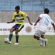Pemain Gresik United (kuning) berusaha melewati hadangan pemain Persemar Martapura, Minggu (13/2/2022)./ Foto: Bram
