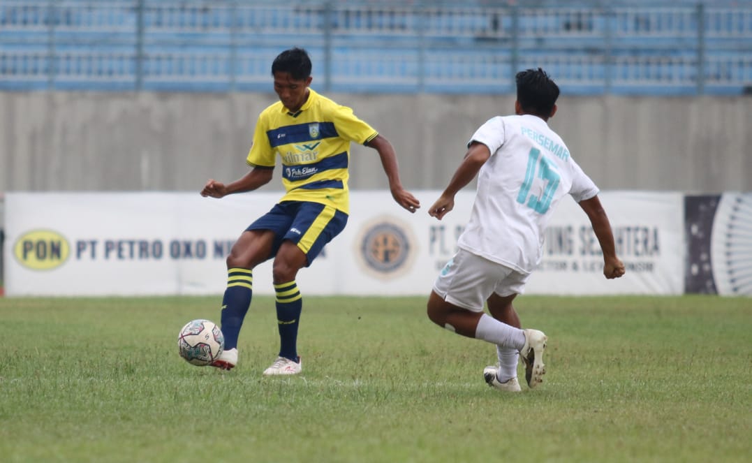 Pemain Gresik United (kuning) berusaha melewati hadangan pemain Persemar Martapura, Minggu (13/2/2022)./ Foto: Bram