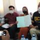 Pemilik Fairuz Skin Care, Fatin Bahriyah (tengah) didampingi kuasa hukumnya saat memberikan klarifikasi, Jumat (18/2/2022)./ Foto: bram