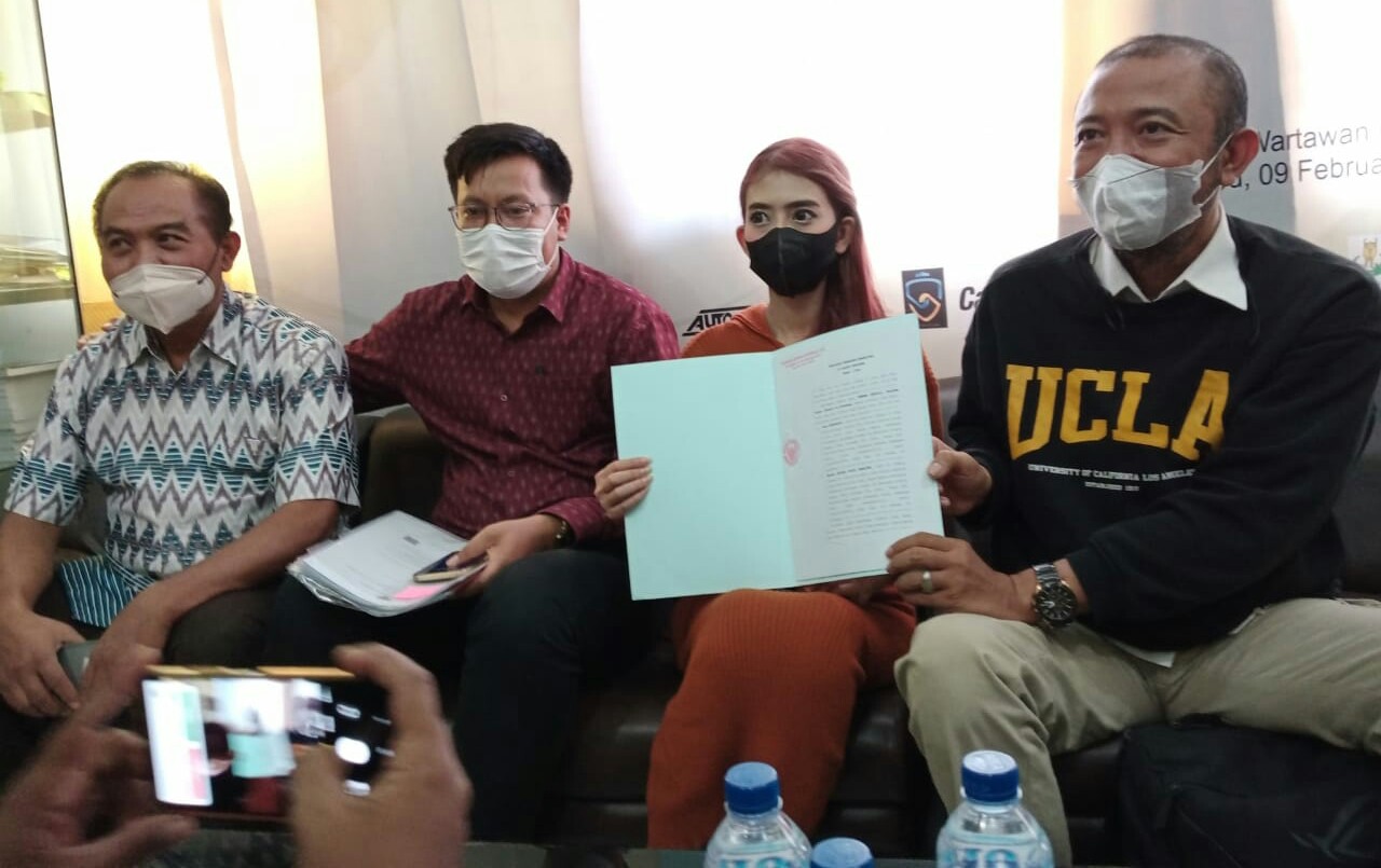 Pemilik Fairuz Skin Care, Fatin Bahriyah (tengah) didampingi kuasa hukumnya saat memberikan klarifikasi, Jumat (18/2/2022)./ Foto: bram