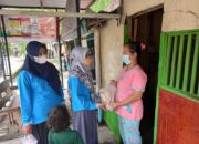Angkatan Muda Muhammadiyah (AMM) Desa Ngambeg, Kecamatan Pucuk, Kabupaten Lamongan berbagi minyak goreng, tahu dan tempe ke pedagang kecil dan menengah, Minggu (20/2/2022)./ Foto: bram
