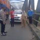 Sri Wahyuliati Ningsih (42), guru SD memberi keterangan kepada polisi di atas jembatan Desa Tanjangrono, Kecamatan Ngoro, Senin (21/2/2022)./ Foto: Susan