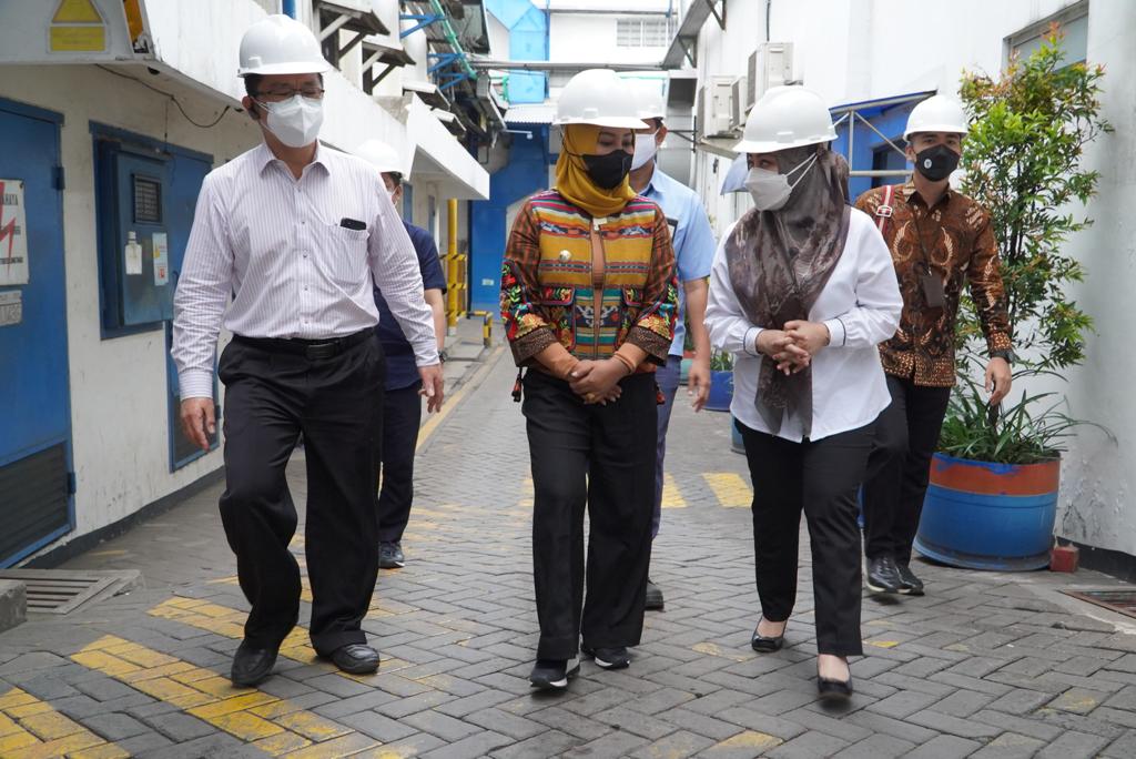 Wali Kota Ning Ita didampingi Kepala Diskopukmperindag Kota Mojokerto Ani Wijaya saat berkunjung ke pabrik minyak goreng merk Sunco./ Foto: Susan