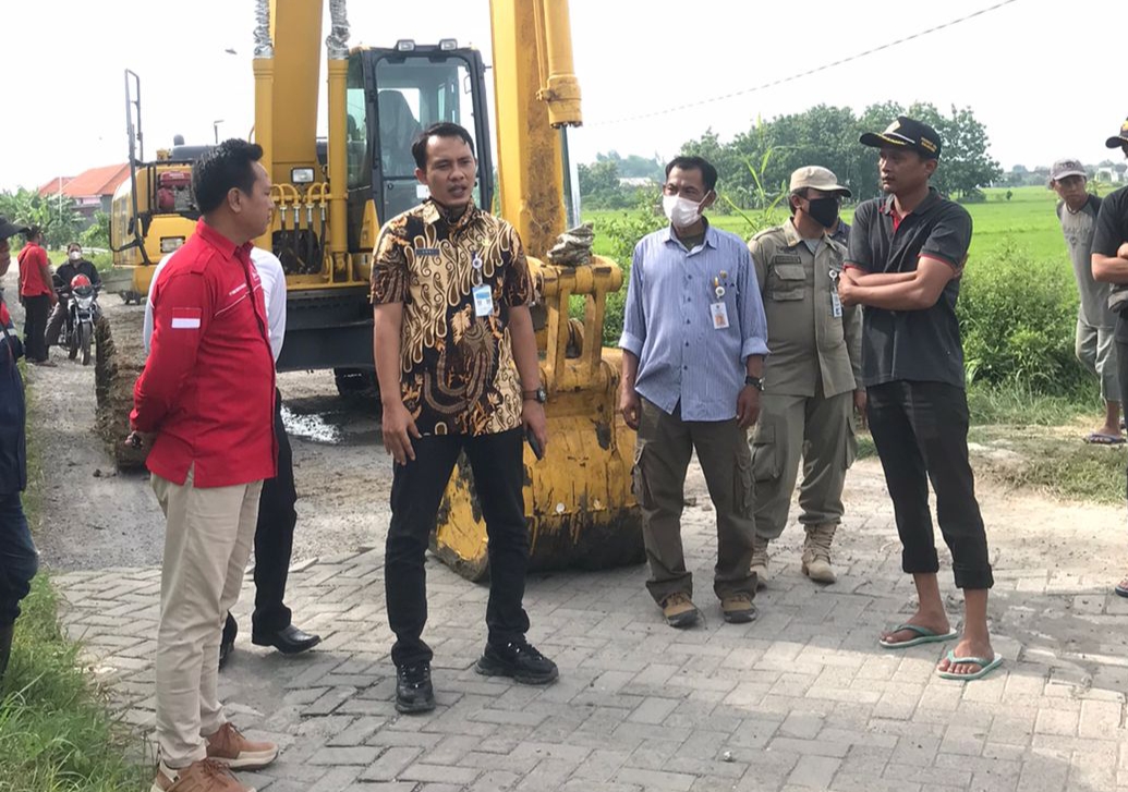 Camat Balongpanggang Muhammad Amri (batik) bersama persatuan pengusaha Balongpanggang saat inventarisasi lokasi normalisasi Kali Lamong, Senin (31/1/2022)./ Foto: bram