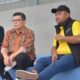 Bupati Gresik Fandi Akhmad Yani (kanan) saat menyaksikan pertandingan Gresik United kontra Perseden Denpasar, Jumat (11/2/2022) di tribun VIP stadion Gelora Joko Samudero./ Foto:bram