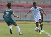 Kapten Gresik United, Rendy Jaya Firnanda (putih)saat laga kontra Jambi United, Sabtu (19/2/2022)./ Foto: bram