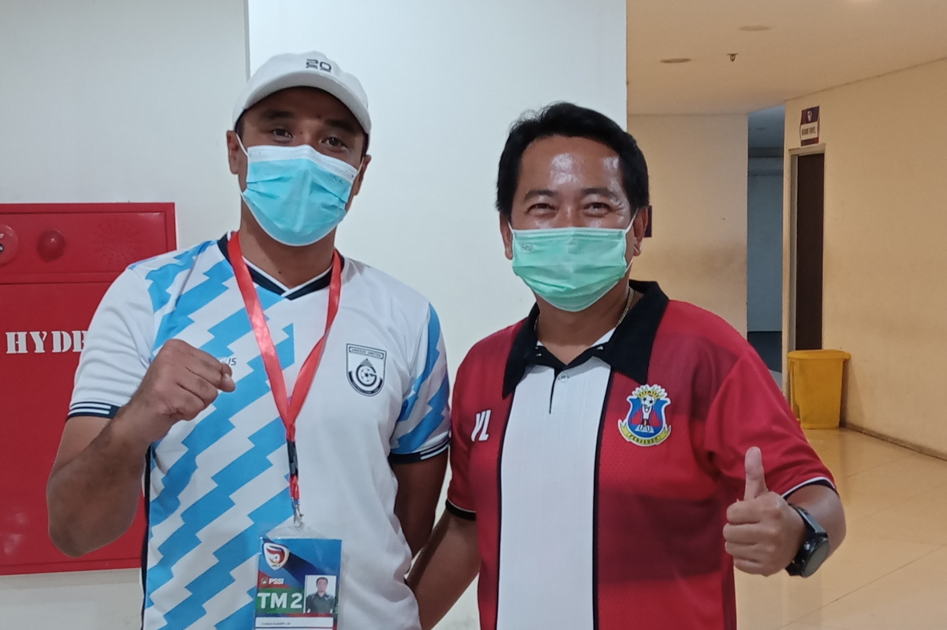 Manajer Gresik United, Toriqi Fajrin (kiri) usai laga di Stadion Gelora Joko Samudero./ Foto: bram
