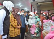 Gubernur Jawa Timur dan Wabup Gresik Tinjau Operasi Pasar Minyak Goreng Murah