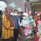 Wakil Bupati Gresik Aminatun Habibah mendampingi Gubernur Jawa Timur Khofifah Indar Parawansa saat meninjau operasi pasar murah minyak goreng, hari ini Jum'at (4/2/2022)./ Foto: Bram