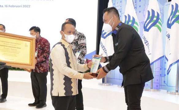 Menteri Investasi/BKPM (Badan Koordinasi Penanaman Modal) Bahlil Lahadalia memberikan penghargaan kepada Bupati Gresik Fandi Akhmad Yani, Rabu (16/2/2022). Foto: Humas Pemkab