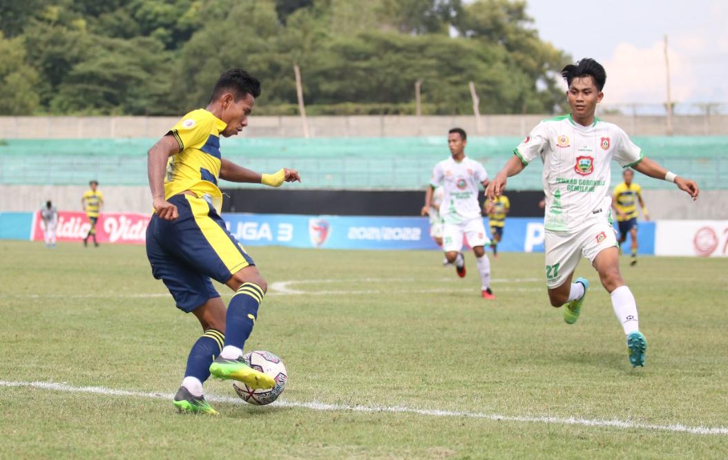 Pemain Gresik United (kuning) saat pada laga kontra Persidago Gorontalo pada babak 32 besar Liga 3 Nasional grup U, Rabu (16/2/2022)./ Foto: Bram