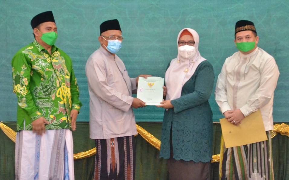 Wakil Bupati Gresik Aminatun Habibah saat menyerahkan secara simbolis bantuan 96 unit motor kepada MWCNU dan Banom NU, Minggu (27/2/2022)./ Foto: Bram