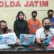 Tim Jatanras Ditreskrimum Polda Jatim menunjukkan barang bukti dan tersangka pembunuhan berencana yang terjadi di Jember pada tahun 2012, Rabu (23/2/2022)./ Foto: Ari