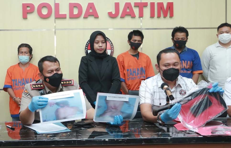 Tim Jatanras Ditreskrimum Polda Jatim menunjukkan barang bukti dan tersangka pembunuhan berencana yang terjadi di Jember pada tahun 2012, Rabu (23/2/2022)./ Foto: Ari
