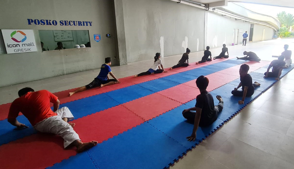 Atlet-atlet Taekwondo Kabupaten Gresik menjalani latihan rutin jelang Porprov 2022, Jumat (25/2/2022)./ Foto: Bram