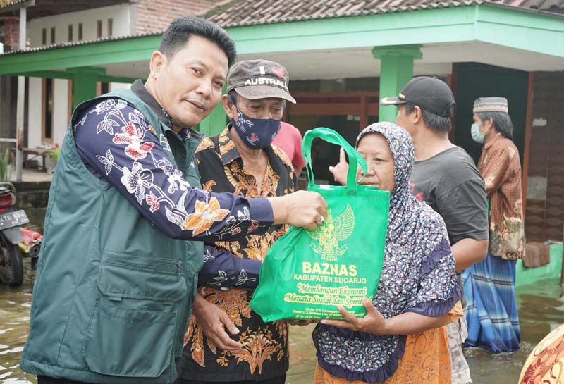 Wakil Bupati Sidoarjo Subandi saat memberikan sembako kepada warga Desa Pesawahan, Porong. Selasa, (1/3/2022). / Foto: Rajaf