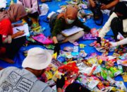 Ecoton dan 25 Orang Giat Brand Audit Sampah Popok dan Plastik di Kamal Madura
