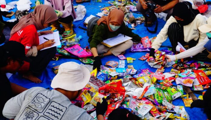 Ecoton dan 25 Orang Giat Brand Audit Sampah Popok dan Plastik di Kamal Madura
