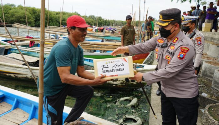 Kapolres Gresik Bagikan Paket Sembako kepada Ojol, Sopir Angkot dan Nelayan